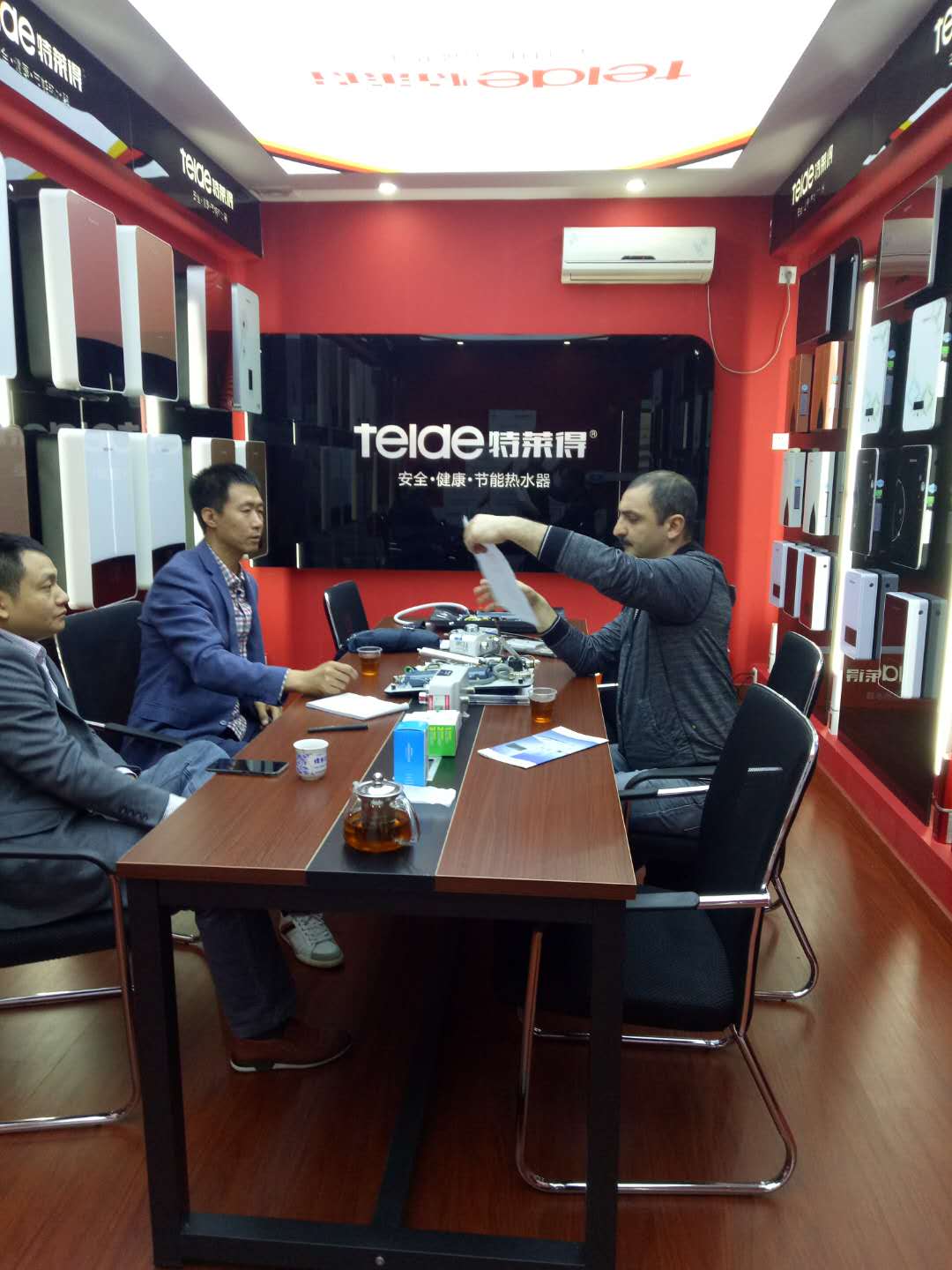 烈歡迎俄羅斯客戶蒞臨我司，恭賀成功簽約！